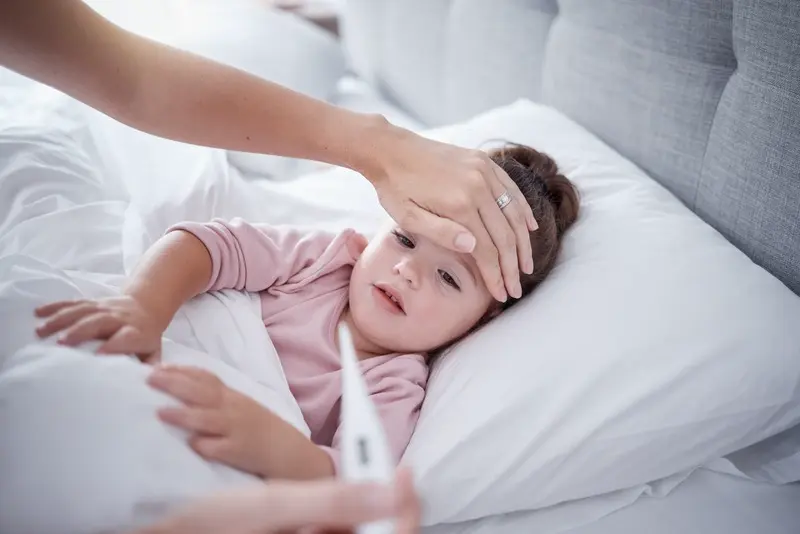 dejar dormir al niño con fiebre