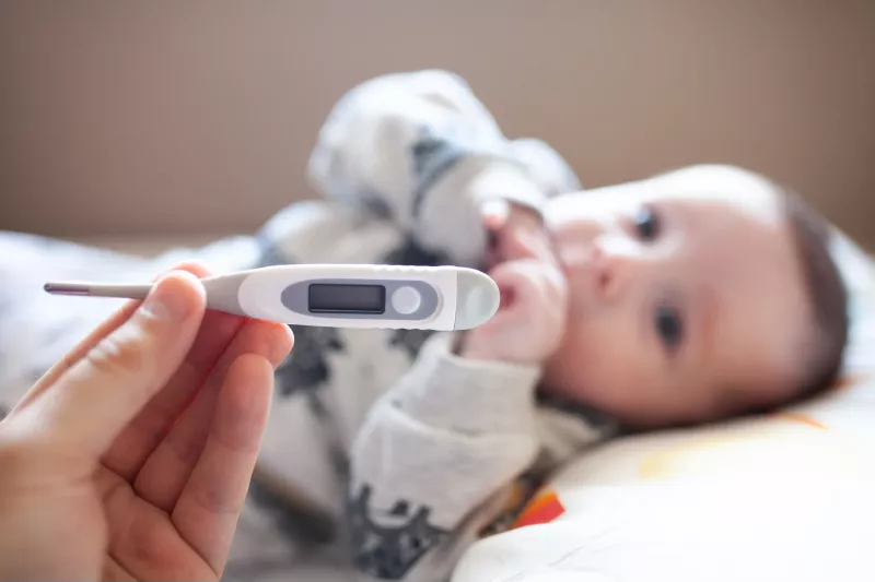 puedo dejar dormir a mi hijo si tiene fiebre